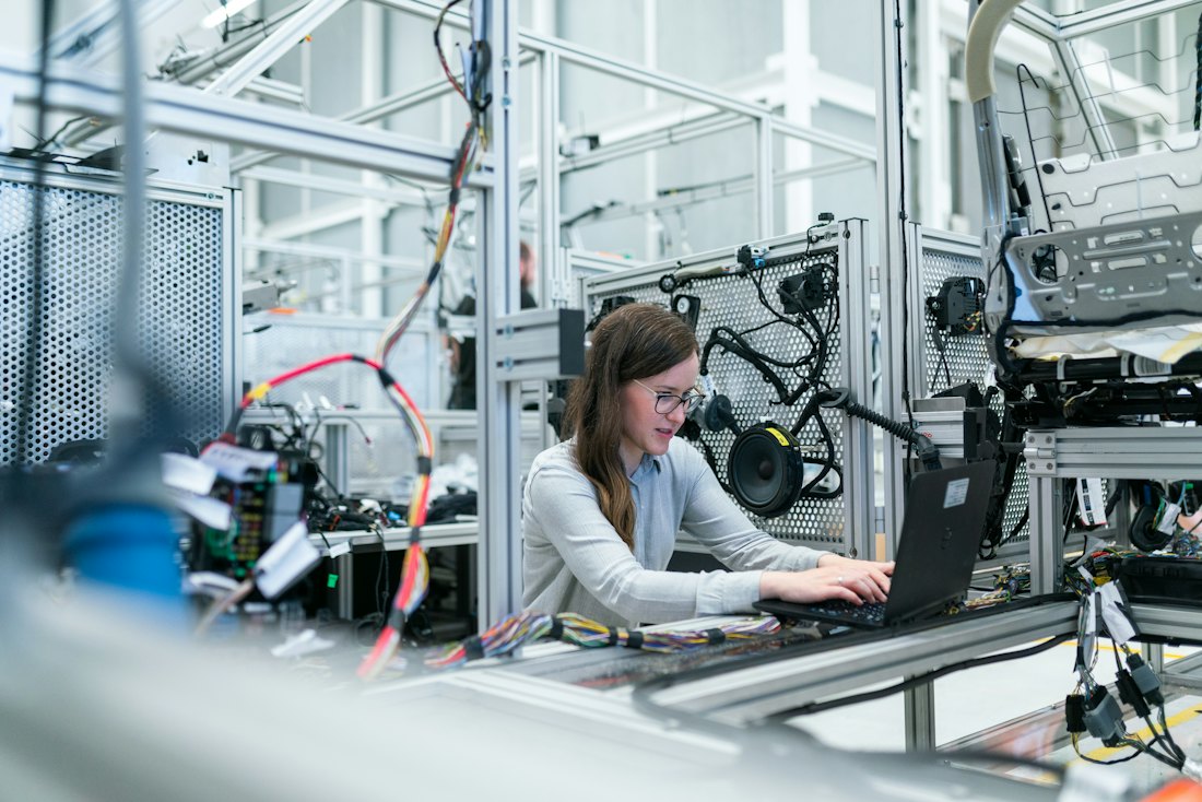 Engenheira da HISeng analisando dados de produção em tablet